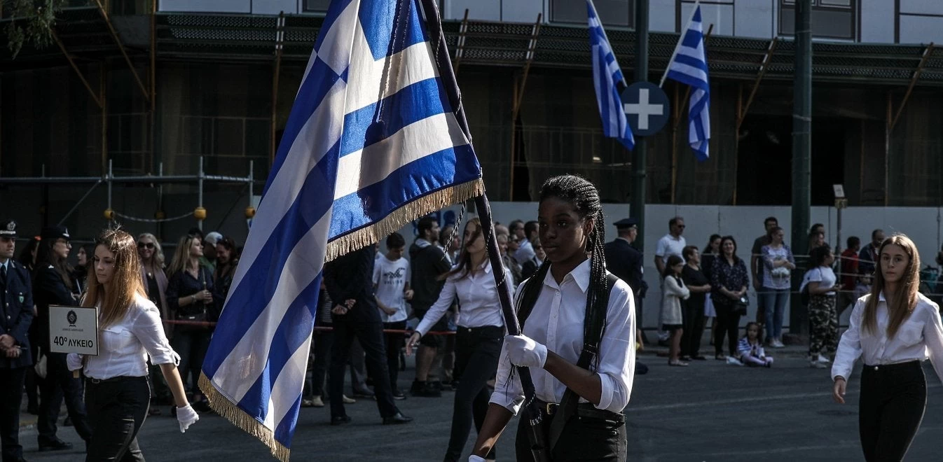 Συγκίνηση προκαλεί η 17χρονη σημαιοφόρος από τη Νιγηρία: «Όλοι οι φίλοι μου με έχουν αγκαλιάσει σαν αδέλφια μου»
